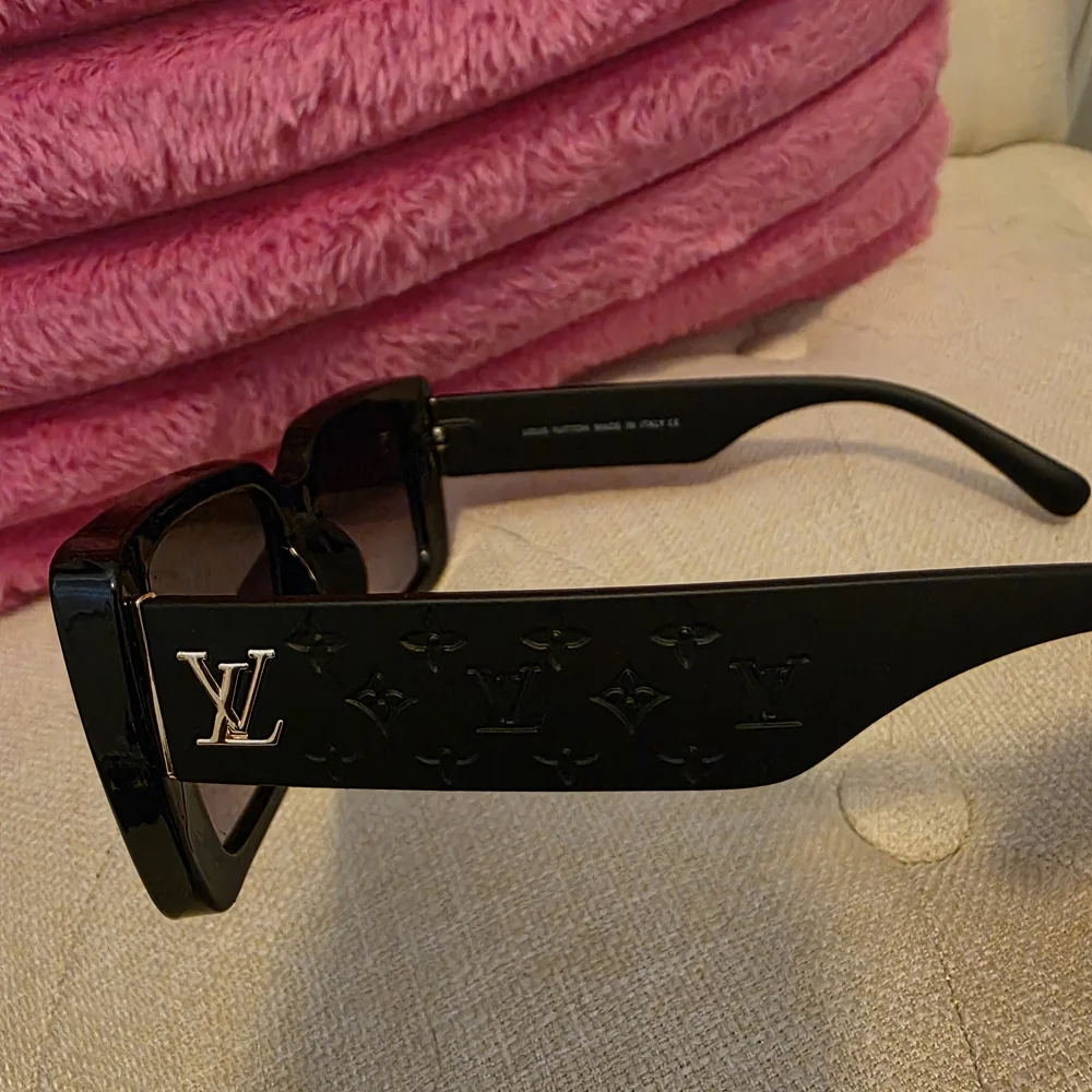 Black Sunglasses - Picture 4 of 7